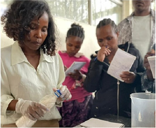 A health worker leads a nutrition counselling demonstration with community members