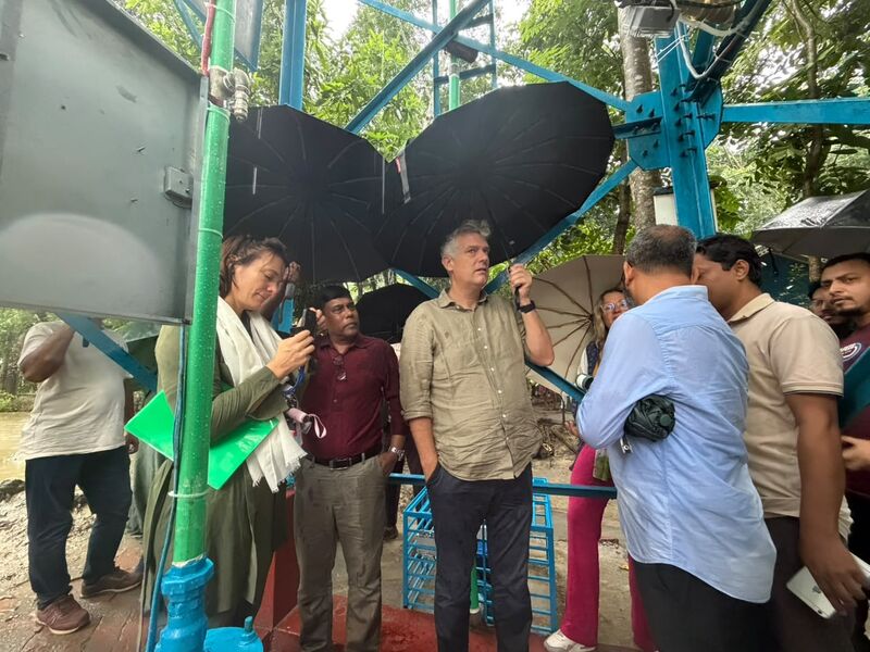 Ambassador Joris van Bommel standing at a Max TapWater tower in Bakerganj, Barishal